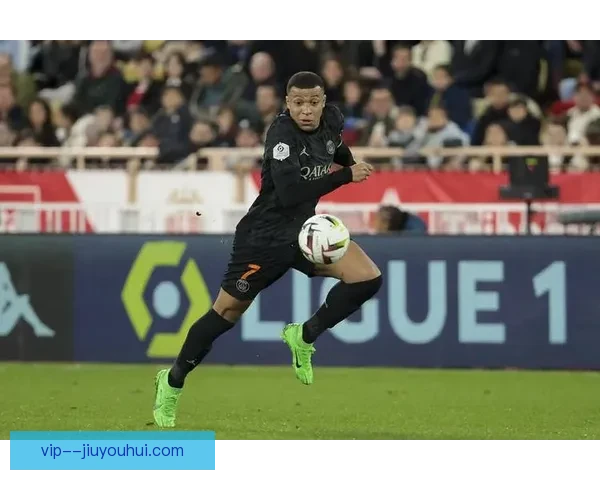 姆巴佩提前被换下后直接走上看台与母亲坐在一起引发关注